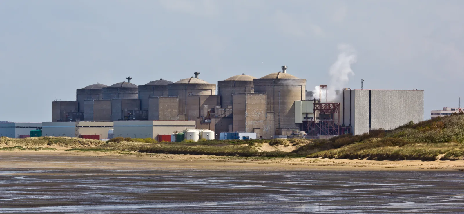 Vue de la centrale nucléaire de Gravelines, ses six réacteurs et ses bâtiments au bord de la mer du Nord