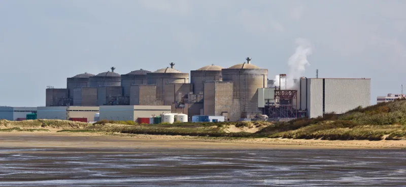 Vue de la centrale nucléaire de Gravelines, ses six réacteurs et ses bâtiments au bord de la mer du Nord