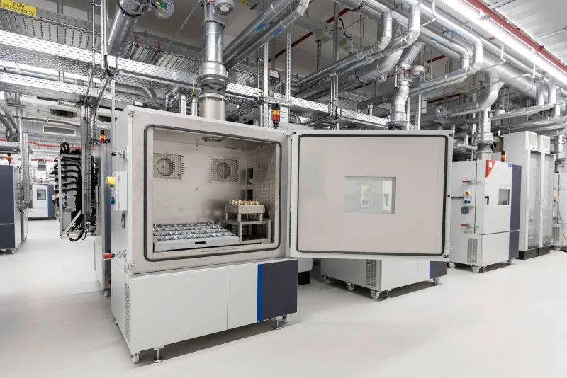Chambre d'essai de batteries ouverte dans un laboratoire industriel