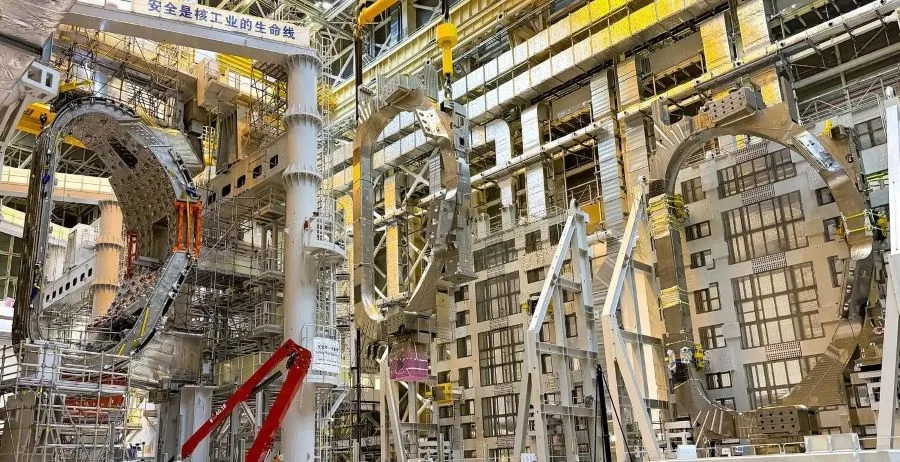 Bobines du module sectoriel 9 d'ITER en cours d'assemblage