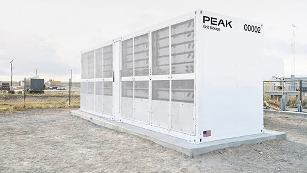 Système de stockage sodium-ion de Peak Energy à côté d'un parc solaire