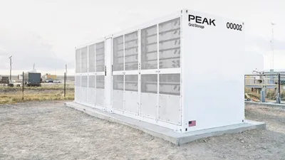Système de stockage sodium-ion de Peak Energy à côté d'un parc solaire