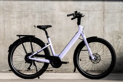 Vélo électrique urbain Moustache Lundi 27 photographié en extérieur