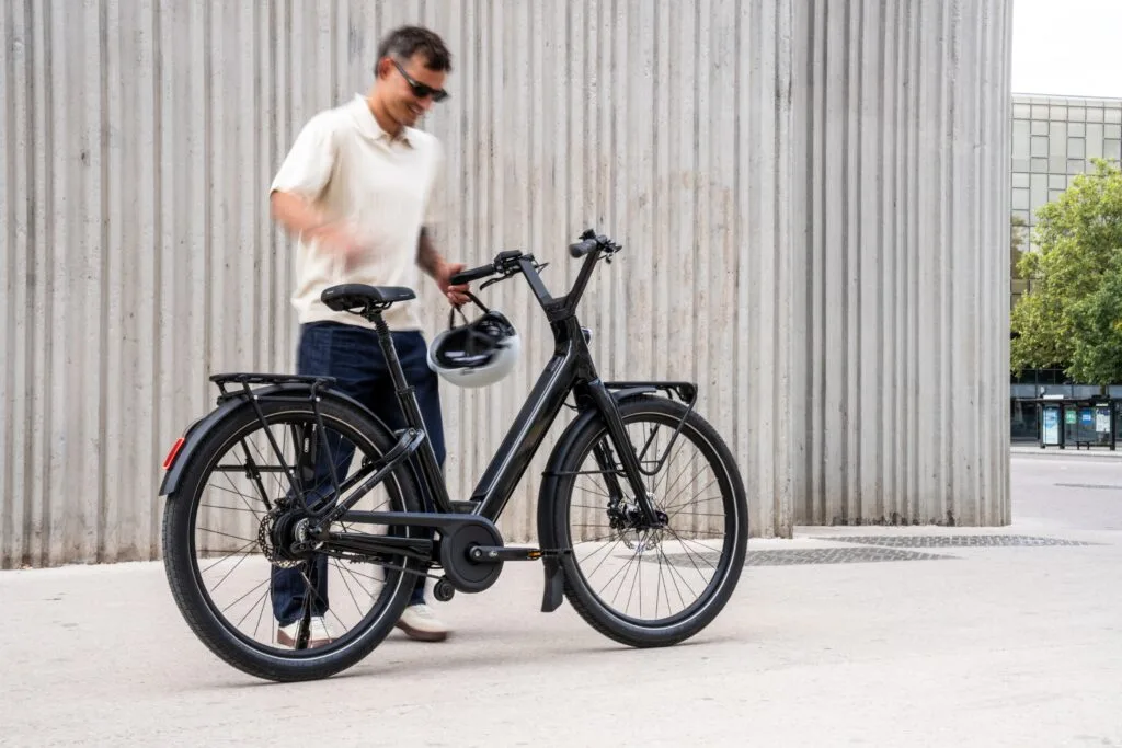 Cycliste sur un vélo électrique urbain à courroie