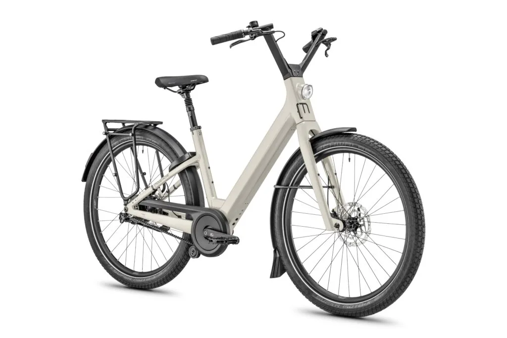 Vélo électrique urbain vu de face en studio