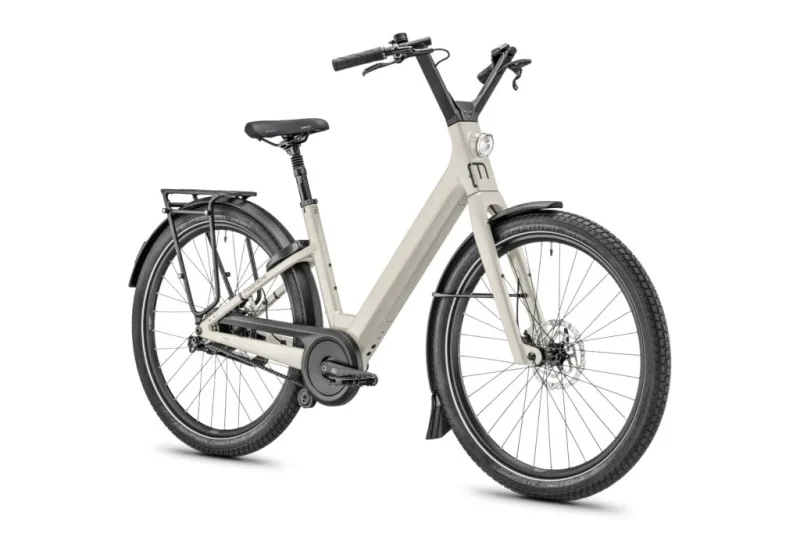 Vélo électrique urbain vu de face en studio