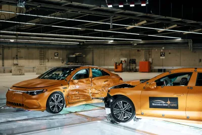 Deux Mercedes CLA orange accidentées après le crash-test latéral