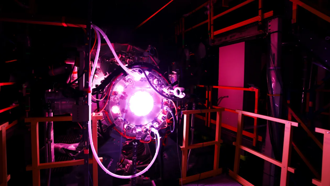 Plasma lumineux à l'intérieur du réacteur Polaris de Helion