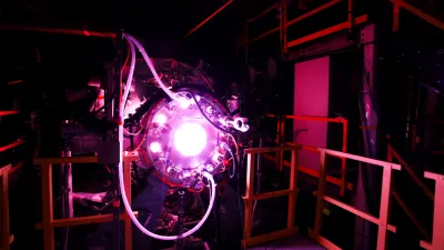 Plasma lumineux à l'intérieur du réacteur Polaris de Helion
