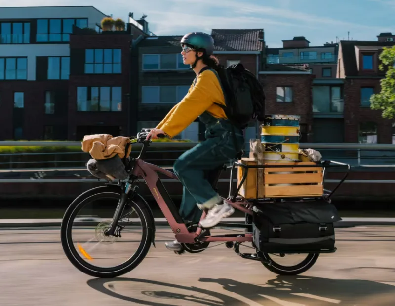 Cycliste sur un vélo cargo électrique en ville