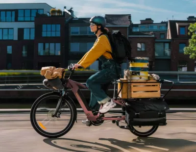 Cycliste sur un vélo cargo électrique en ville