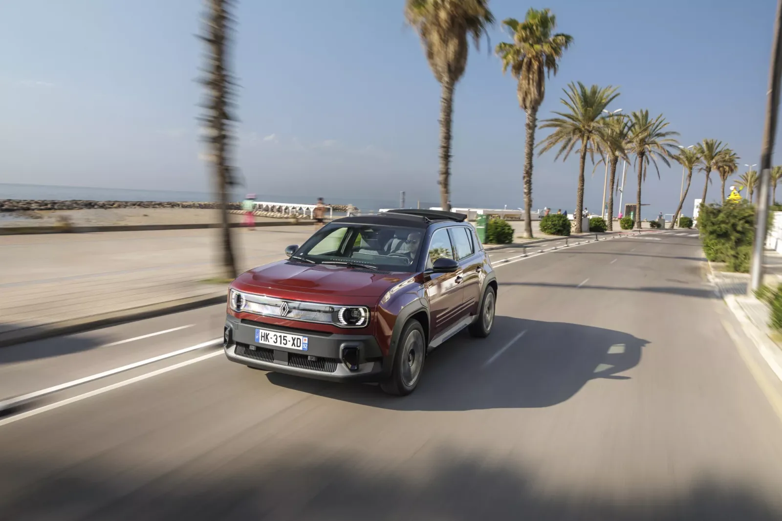 Renault 4 E-Tech electric Plein Sud rouge Carmin vue de trois quarts avant, toit en toile ouvert