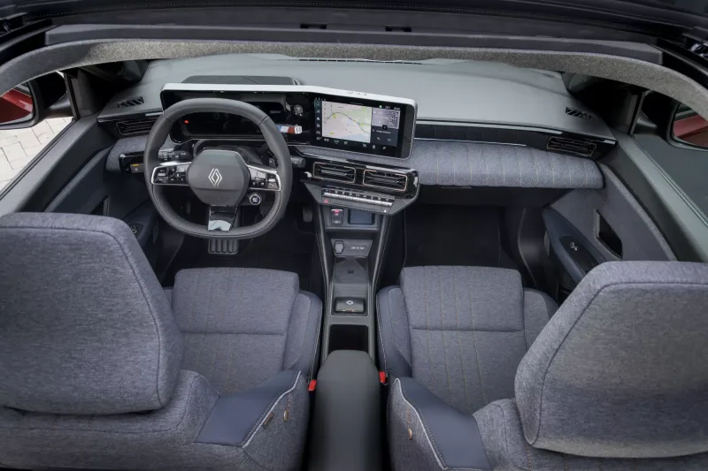 Intérieur de la Renault 4 E-Tech electric Plein Sud vu du dessus, double écran et sièges gris