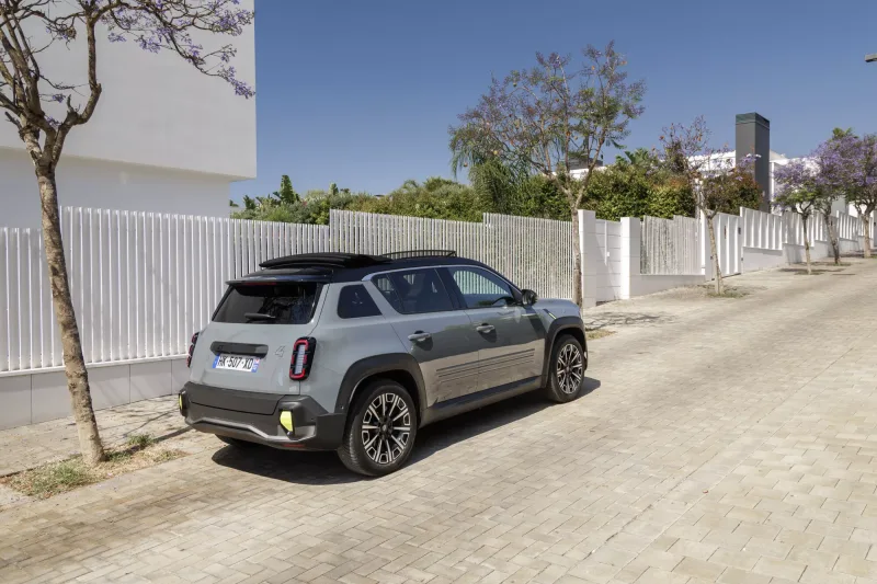 Renault 4 E-Tech electric Plein Sud grise vue de trois quarts arrière, toit ouvert