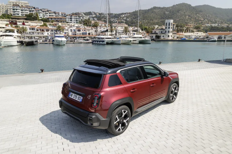 Renault 4 E-Tech electric Plein Sud rouge garée sur un quai de port, toit ouvert