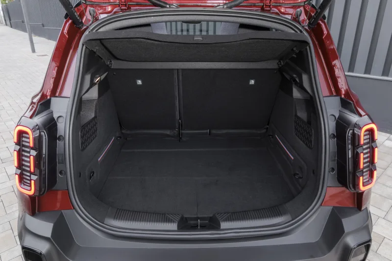 Coffre ouvert de la Renault 4 E-Tech electric avec hayon relevé