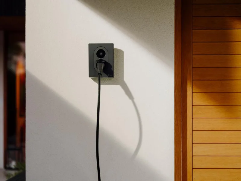 Gros plan sur la borne Zaptec Go 2 fixée à un mur, câble noir branché