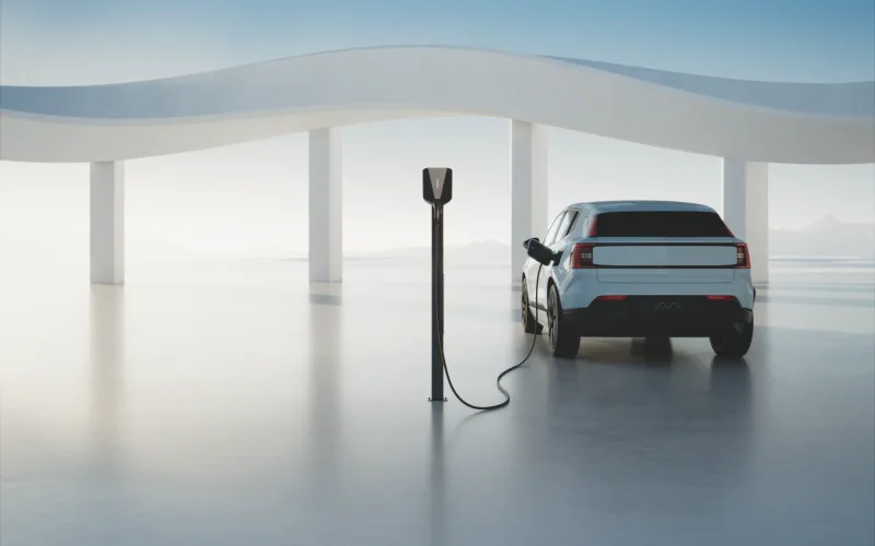 Borne de recharge Easee sur pied branchée à une voiture électrique bleu clair