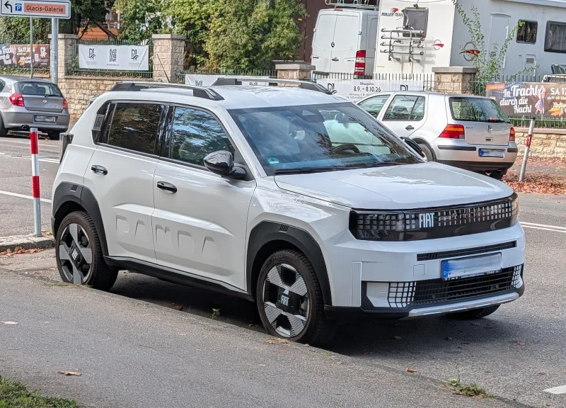 Fiat Grande Panda blanche vue de trois quarts avant