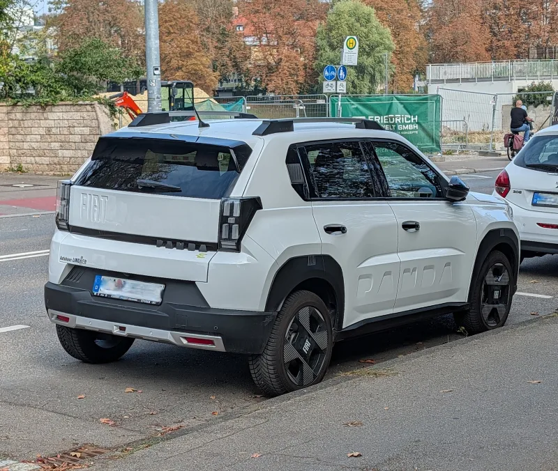 Fiat Grande Panda blanche vue de trois quarts arrière