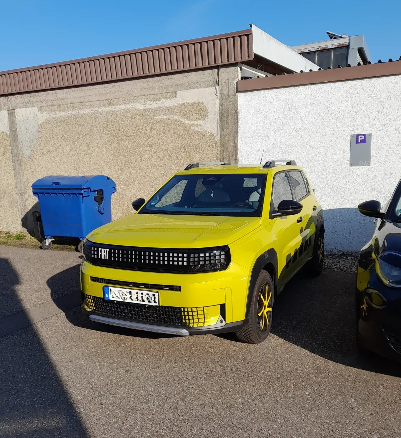 Fiat Grande Panda jaune garée devant un bâtiment