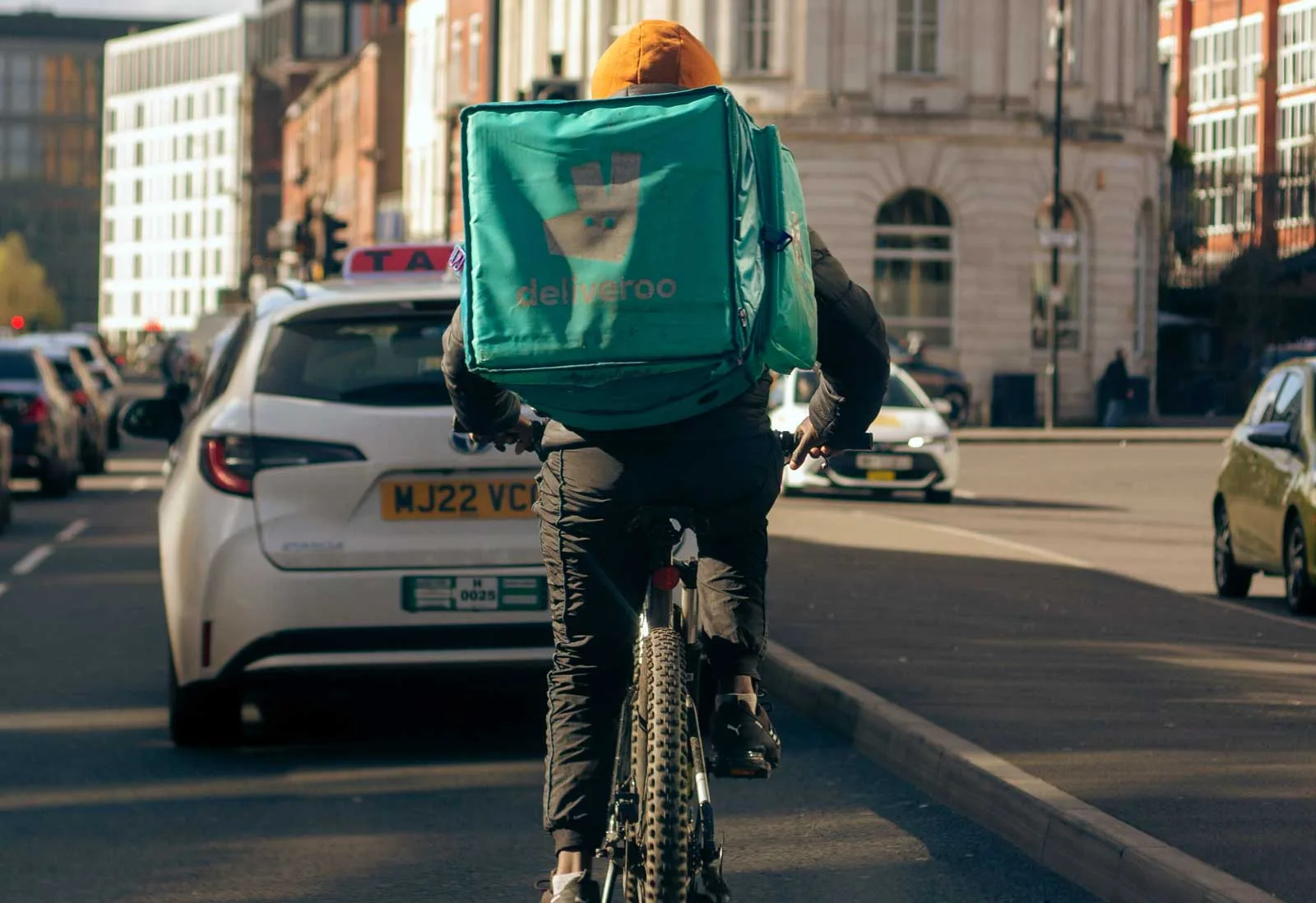 Livreur à vélo électrique en ville