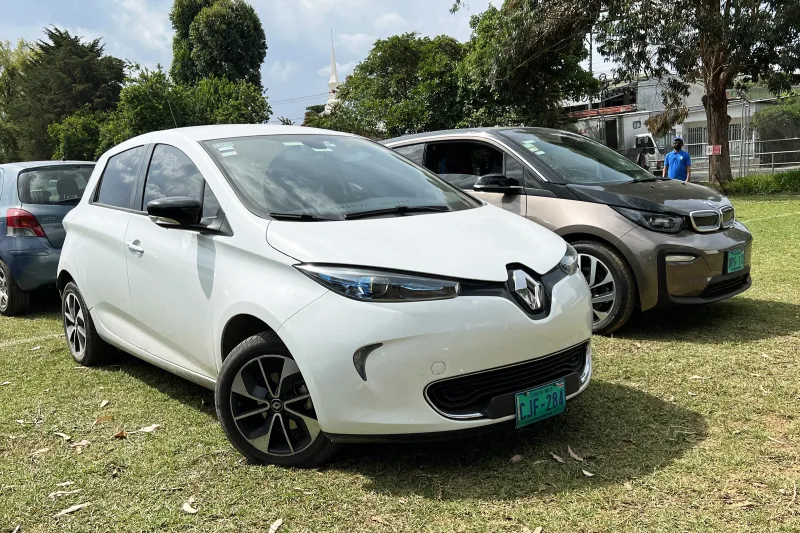 Renault Zoé blanche garée en ville