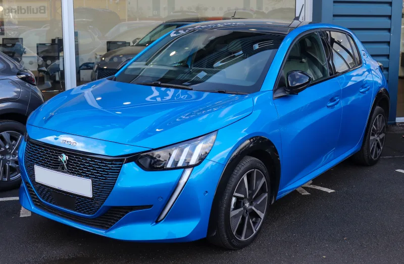 Peugeot e-208 GT vue de trois quarts avant