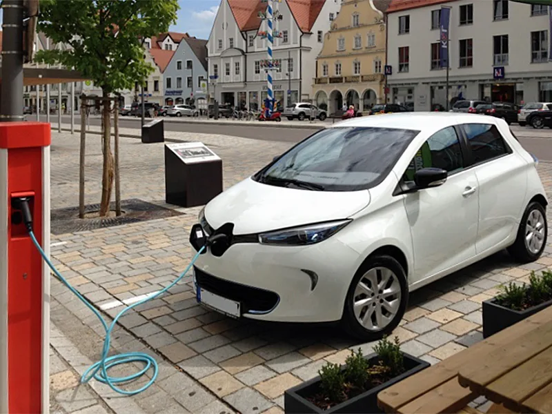 Renault Zoé branchée à une borne de recharge