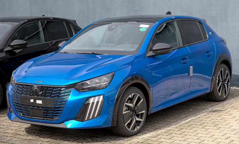 Peugeot e-208 restylée vue de trois quarts avant