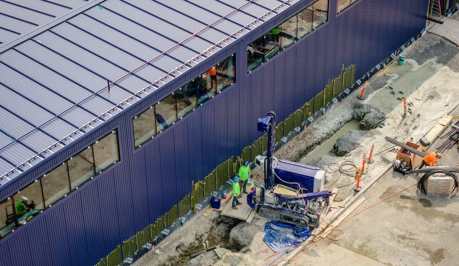 Chantier de forage géothermique de Dig Energy au siège de Suffolk Construction à Boston
