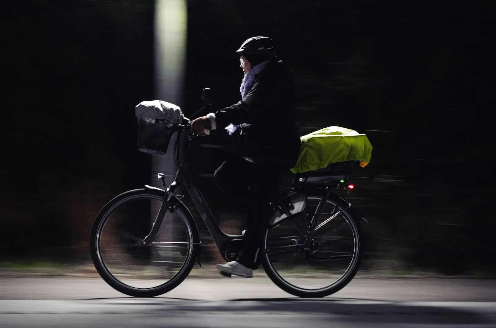 Cycliste à vélo électrique de nuit
