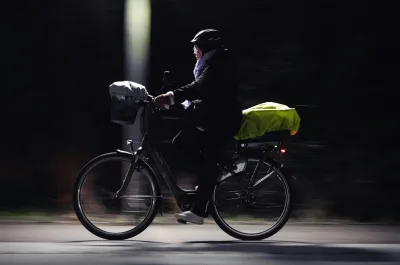 Cycliste à vélo électrique de nuit