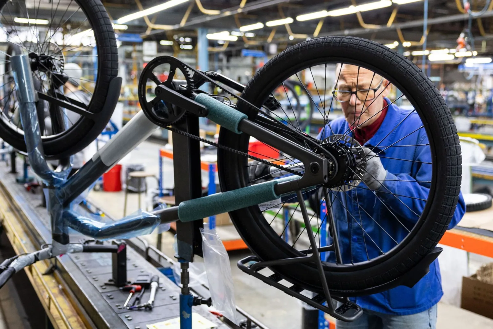 Assemblage de vélos électriques dans un atelier en France