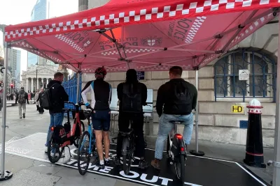 Cyclistes à un carrefour de la City de Londres