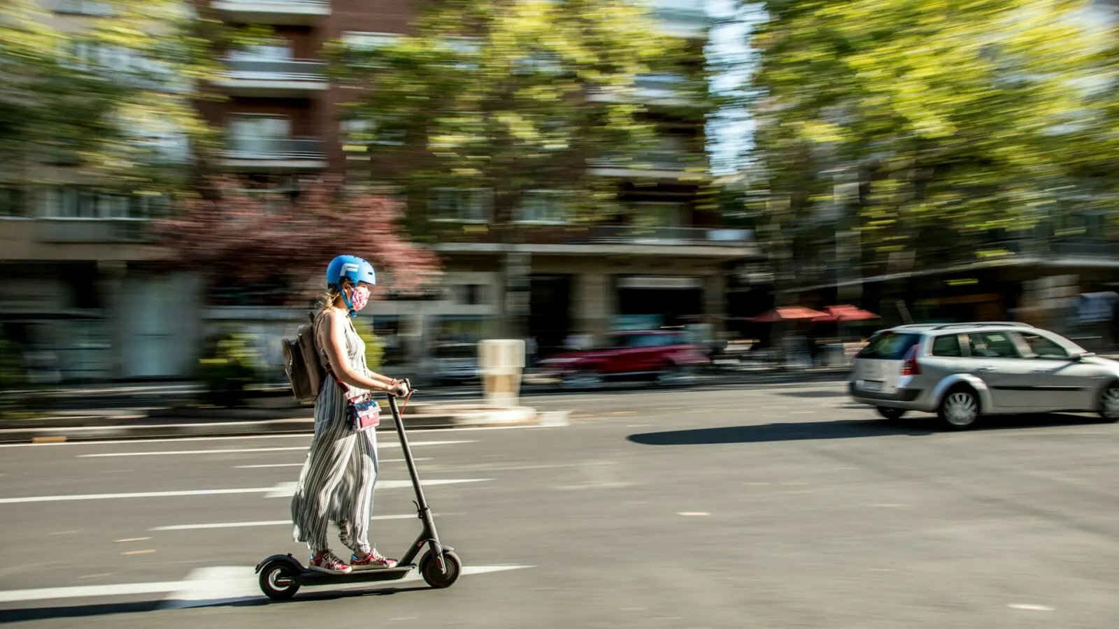 Trottinette électrique dans une rue de ville