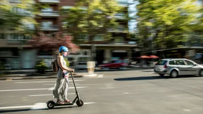 Trottinette électrique dans une rue de ville