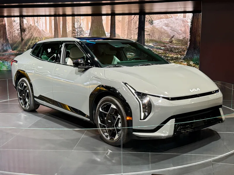 Kia EV4 vue de trois quarts