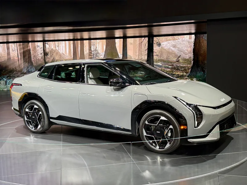 Kia EV4 vue de côté