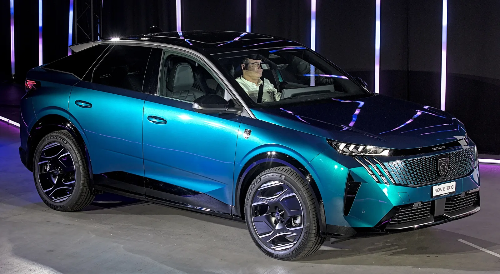 Peugeot e-3008 vue de trois quarts avant