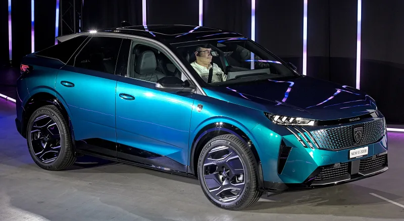 Peugeot e-3008 vue de trois quarts avant