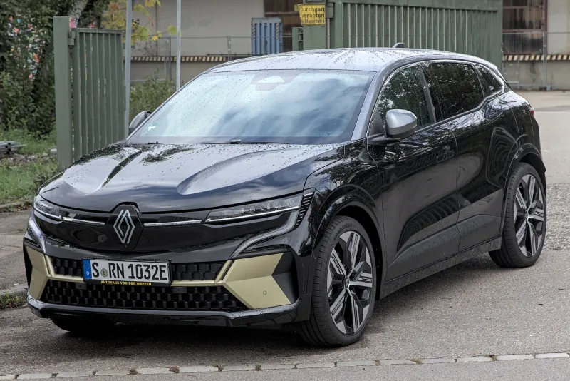 Renault Mégane E-Tech vue de trois quarts