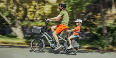 Père et fille sur un vélo cargo électrique Tern HSD