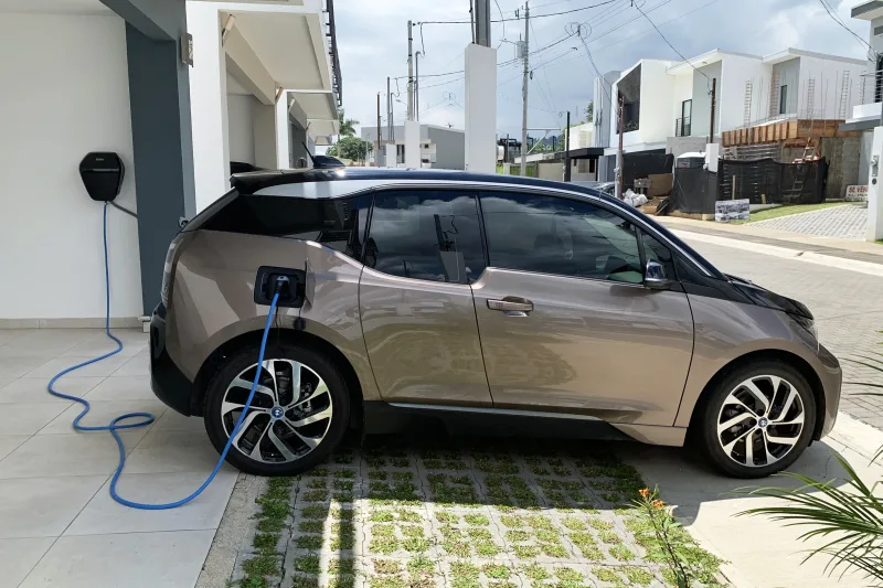 BMW i3 branchée sur une borne murale de recharge domestique