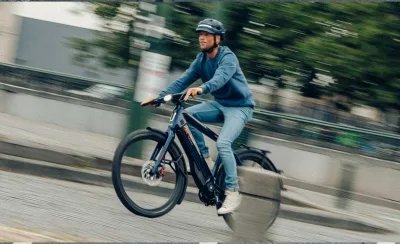 Cycliste urbain sur un speed pedelec en Belgique