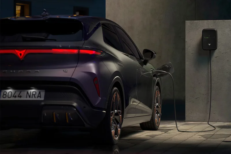 Cupra Raval VZ branchée à une borne