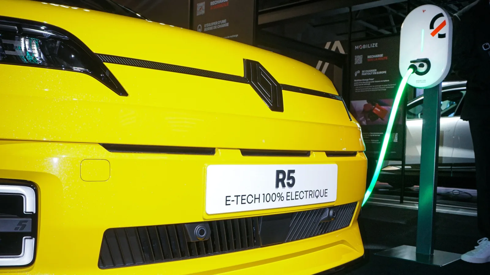 Renault 5 électrique sur le stand Mobilize présentant l'offre V2G