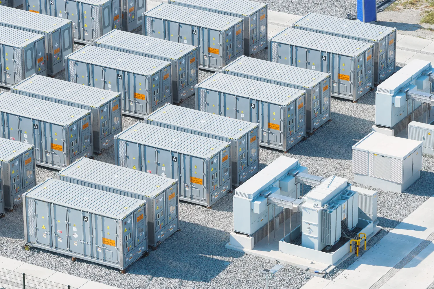 Vue aérienne de conteneurs de batteries et de transformateurs sur un site de stockage d'énergie