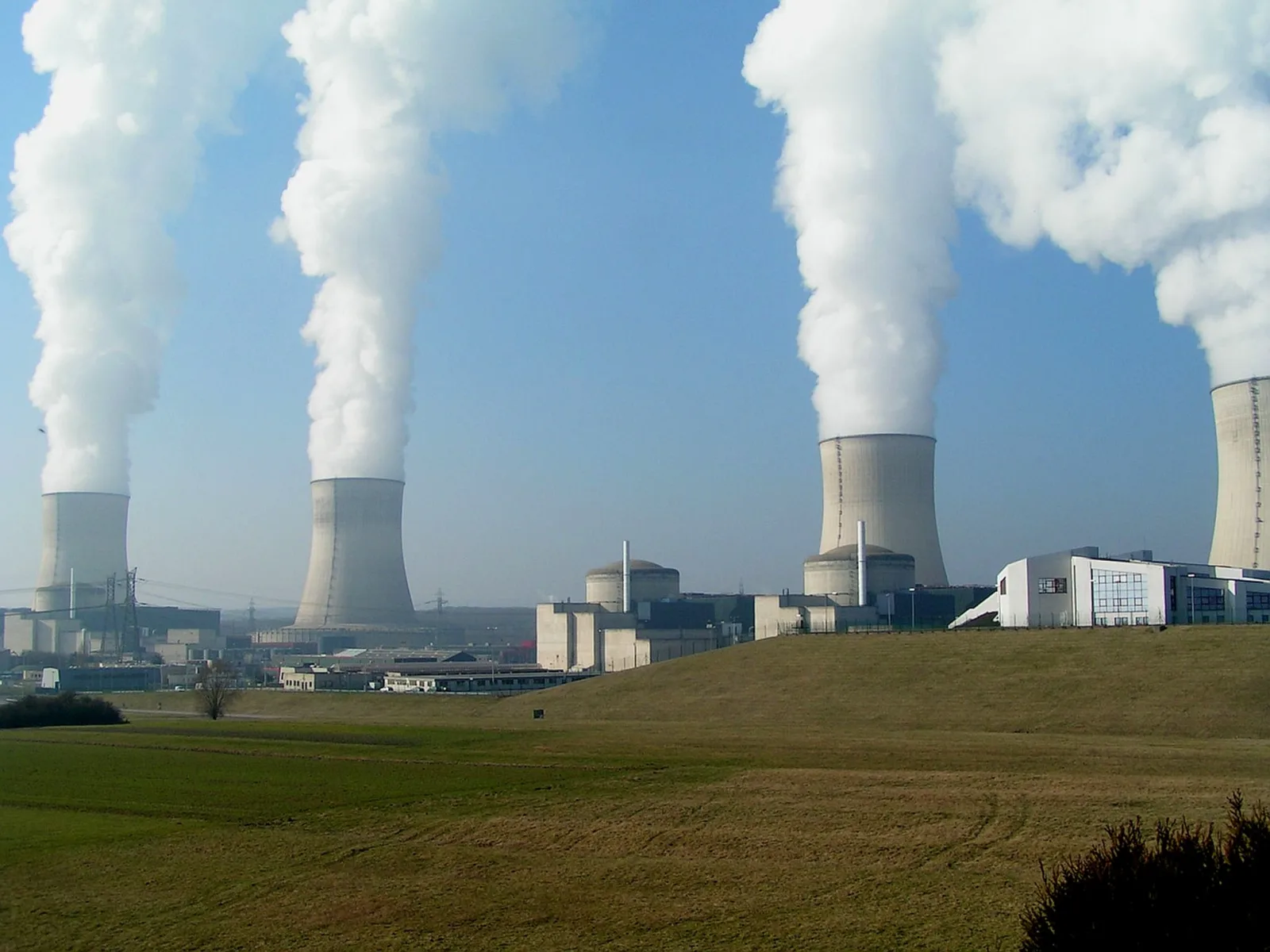 Centrale nucléaire de Cattenom (Moselle) : bâtiments des réacteurs et tours aéroréfrigérantes