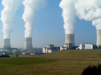 Centrale nucléaire de Cattenom (Moselle) : bâtiments des réacteurs et tours aéroréfrigérantes